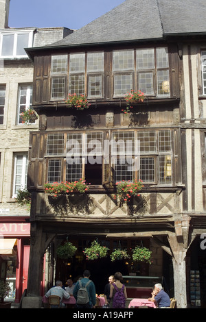 Fachwerkhaus und Pfannkuchenrestaurant "Place des Merciers", Dinan, Bretagne, Frankreich, Europa Stockfoto