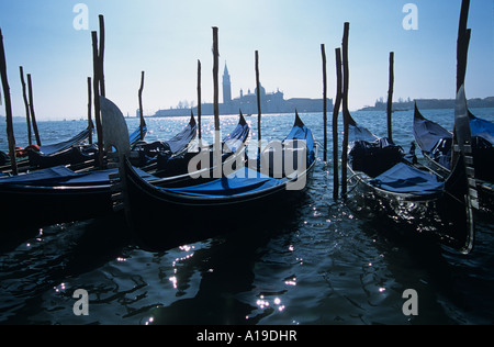 Gondeln vor dem Dogenpalast Venedig festgemacht. Stockfoto