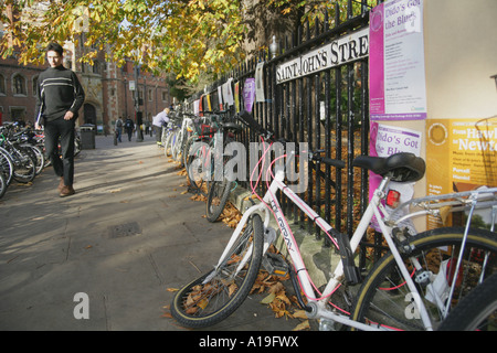 Beschädigte Fahrrad angekettet an Geländern, Cambridge, Cambridgeshire, England, UK Stockfoto