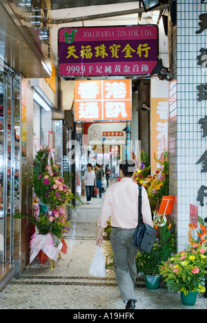 Wichtigsten shopping Straße China Macau Mann zu Fuß und Shopping entlang Avenida Almeida Ribeiro Macaus Stockfoto