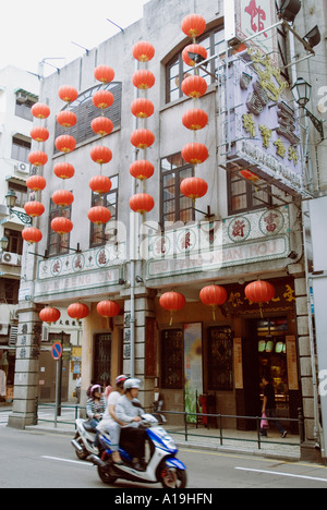 Wichtigsten shopping Straße China Macau Menschen fahren Roller entlang Avenida Almeida Ribeiro Macaus Stockfoto