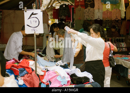 Einkaufen In St. Dominics Markt alten chinesischen Basar China Macau-Frau Stockfoto