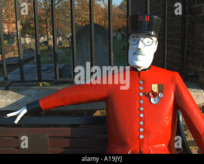 Malte Zinn Skulptur von Chelsea Rentner sitzen auf einer Bank auf dem Gelände des Royal Hospital Chelsea London Stockfoto