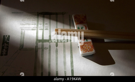 Sonnendurchflutetes Detail Stäbchen angelegt auf einem Tisch in einem Kyoto-Teehaus, spezialisiert auf Tofu Kyoto Japan Stockfoto