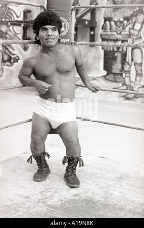 Stolz auf professioneller Midget Wrestler in 1980 s Promo Training, Fit wartet confidantly auf seinen nächsten Kampf Stockfoto
