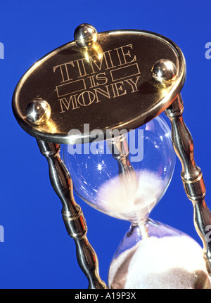 Time is Money Konzept & Conceptual Ideas Bild Nahaufnahme von feinem weißem Sand, der durch das Ei Timer Objekt Gerät Zeit wartet auf keinen Mann Studio UK Stockfoto