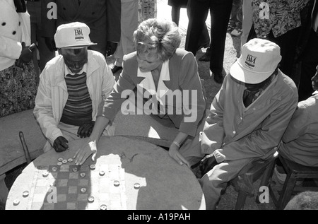 S/W von Diana, Prinzessin von Wales, spielt Dame mit Ältesten in einem Pfleheim während ihrer Arbeitstour durch Simbabwe im Jahr 1993. Stockfoto