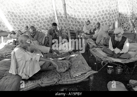 S/W von älteren Patienten bei der Genesung von Katarakt-Operationen in einem Zented Eye Camp im ländlichen Rajasthan, Indien Stockfoto