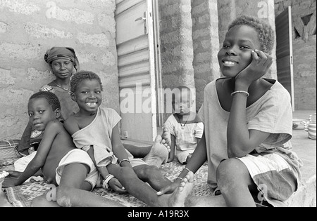 S/W einer Mutter und vier Kinder, die draußen warten, um ihren Vater im Krankenhaus zu besuchen. Mali Stockfoto