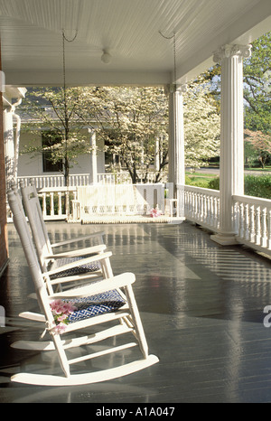 Entspannung: Traditionelle südliche Art Veranda mit Schaukelstühlen und Swing, Americus Georgia USA Stockfoto
