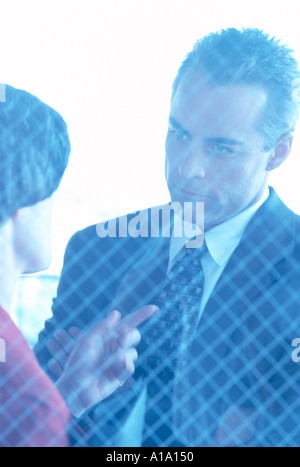 Geschäftspartnern, die Diskussion durch Fenster Stockfoto