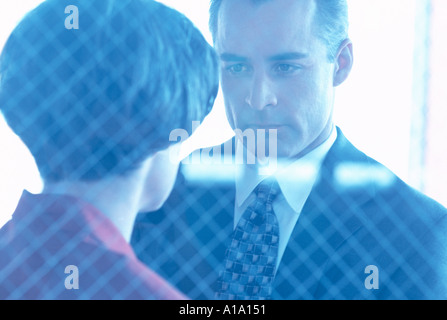 Geschäftspartnern, die Diskussion durch Fenster Stockfoto