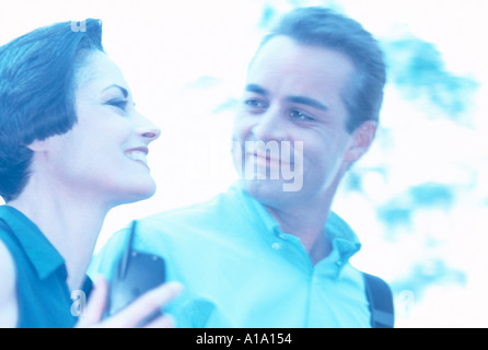 Geschäftspartnern walking im Freien mit Handy Stockfoto