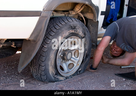 Abbau mit einem Platten Reifen auf Feldweg, Namibia, Afrika Stockfoto