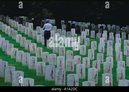 Mann, der an veteran Grabstätte im feierlichen Rahmen in Reihen von Grabsteinen auf dem Arlington National Cemetery Stockfoto