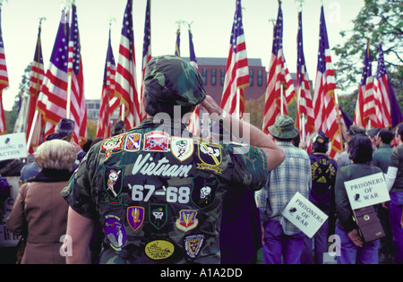 Demonstranten tragen Schilder Fahnen an einem friedlichen emotionalen Protest für M I A und P O W Washington DC Lafayette Square Stockfoto