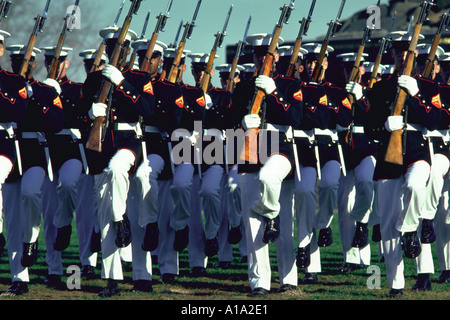 Reihen von U-Marine-Corps-Soldaten mit Gewehren marschieren in parade Bildung Washington DC Stockfoto