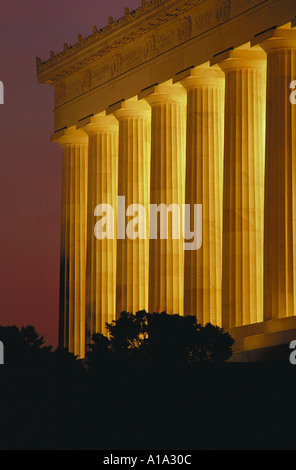 Licht strömt durch die Spalten des Lincoln Memorial in der Abenddämmerung Washington DC Stockfoto