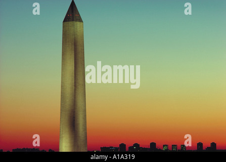 Das Washington Monument erhebt sich über der Skyline von Washington DC bei Sonnenuntergang Stockfoto