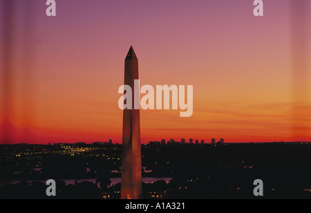 Das Washington Monument erhebt sich über der Skyline von Washington DC bei Sonnenuntergang Stockfoto