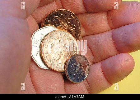 Pfennige und Münzen Geld Bar locker in der hand zu ändern Stockfoto