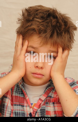 Junge Kinder im Alter von 11 Jahren Gefühl krank krank krank mit Händen auf Kopf Stockfoto