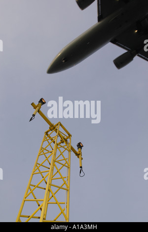 Flugreisen Jet Flugzeug kommerzielle Verkehrsflugzeug Landung über Flughafen-Start-und Landebahn-Ansatz Landescheinwerfer Stockfoto