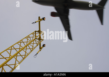 Landescheinwerfer mit kommerziellen Passagier Flugzeug Düsenverkehrsflugzeug overhead Landung Flughafen Stockfoto