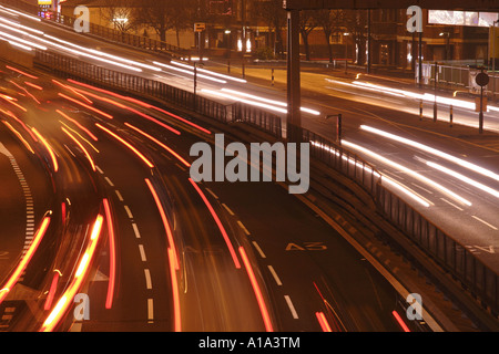 Auto-Ampel-Trails auf beschäftigt zweispurigen A3 Trunk Road London Rush hour Stockfoto