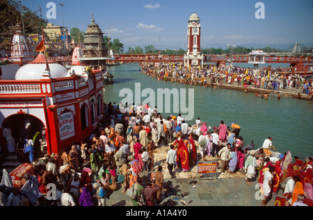 Pilger Baden am Har-Ki-Pauri Ghat die Kumbh Mela 13. April 1998, Haridwar, Uttarakhand, Indien Stockfoto