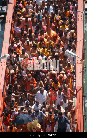 Sadhus aus der Niranjani Akhara Verarbeitung über den Ganges zum Har Ki Pauri Ghat, Kumbh Mela, 14. April 1998, Haridwar, Uttarakhand, Indien Stockfoto