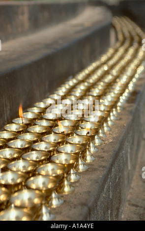 Buddhistische Öllampen vor Dhamekh Stupa, Sarnath, in der Nähe von Varanasi, Uttar Pradesh, Indien Stockfoto