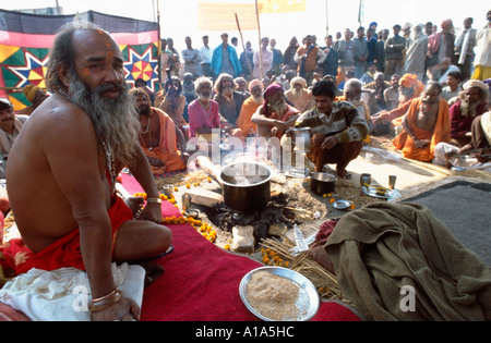 Baba Mast Giri, ein Naga Sadhu aus der Juna Akhara umgeben von seinen Anhängern, Maha Kumbh Mela, Allahabad, Uttar Pradesh, Indien Stockfoto