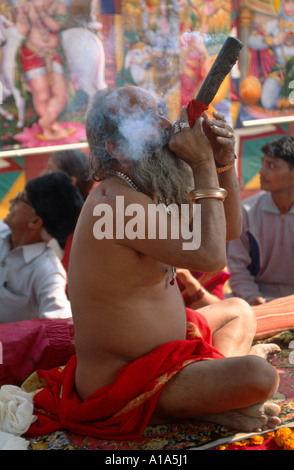 Baba Mast Giri, ein Naga Sadhu aus der Juna Akhara Rauchen ein Chillum Charras, Maha Kumbh Mela, Allahabad, Uttar Pradesh, Indien Stockfoto