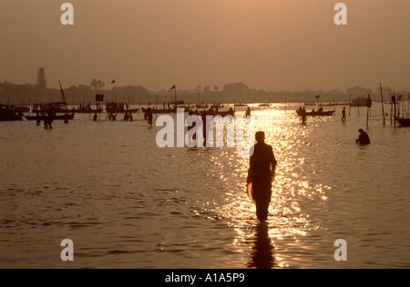 Pilger zu Fuß in den Gewässern der Sangam bei Sonnenuntergang, Maha Kumbh Mela 2001, Allahabad, Uttar Pradesh, Indien Stockfoto