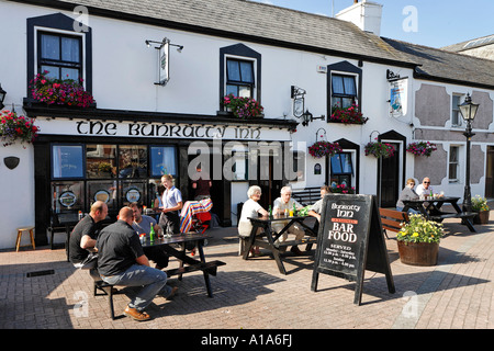 Da Pubs in Irland sind Nichtraucherzimmer gibt es jetzt mehr Sitzplätze, Schädel, Cork, Irland Stockfoto