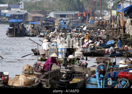Geschäftigen schwimmenden Markt, Vietnam Stockfoto