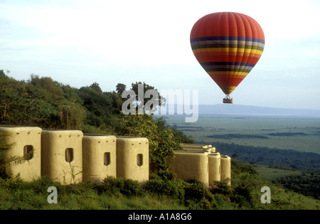 Außenseite der Mara Serena Lodge mit Heißluftballon fliegen über Masai Mara National Reserve Kenia in Ostafrika Stockfoto