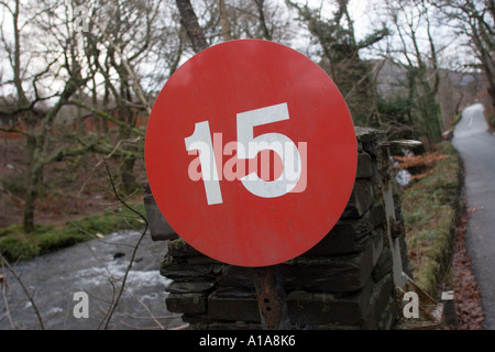 Rot-weiß 15mph Tempolimit Schild an Privatstraße Wales Stockfoto