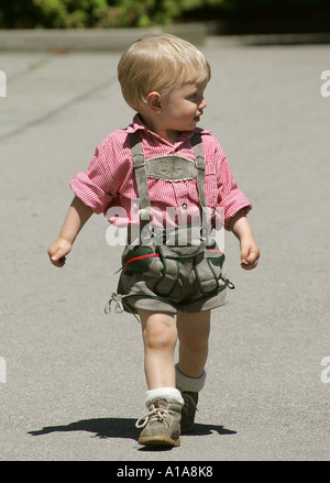 Kleiner Junge im Dirndlrock - Kleiner Junge in Bayerischer Tracht Stockfoto