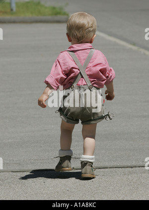 Kleiner Junge im Dirndlrock - Kleiner Junge in Bayerischer Tracht Stockfoto