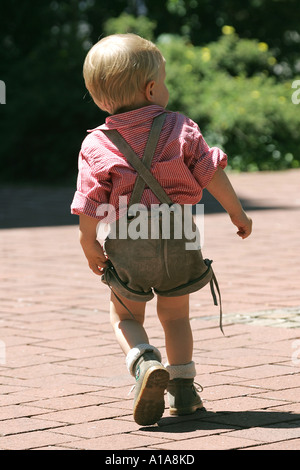 Kleiner Junge im Dirndlrock - Kleiner Junge in Bayerischer Tracht Stockfoto