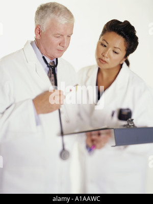 Zwei Ärzte untersuchen Zwischenablage Stockfoto
