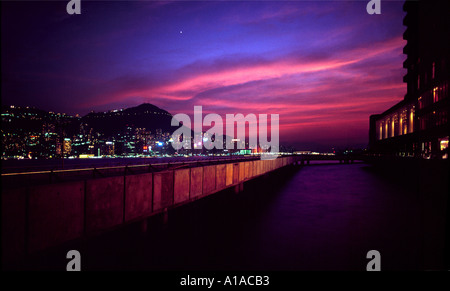 Intensive Hong Kong Sonnenuntergang nach Vulkanausbruch auf den Philippinen Stockfoto