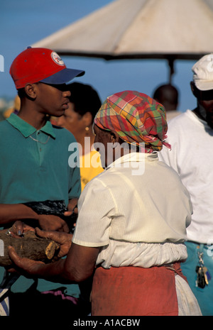 St Lucia Markt Anbieter kreolische Damenkleid Saint Lucia Stockfoto