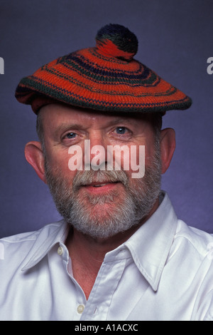 Mann trägt stricken Wolle orange und grün Tam O Shanter Stockfoto