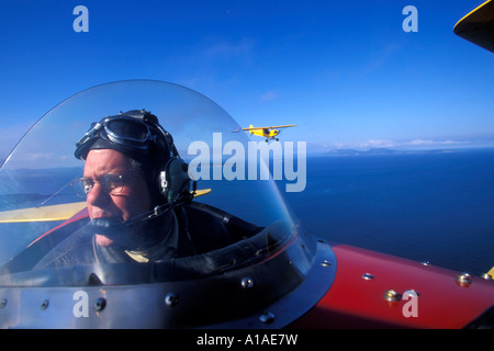 USA-Washington-Rod-Magner Piloten TravelAir Doppeldecker überfliegen Orcas Island in den frühen Morgenstunden mit Piper Cub in der Nähe Stockfoto