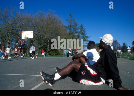 USA-Washington-Seattle-Herren Uhr pickup Basketball-Spiel auf Spielplätzen in Green Lake Park am Sonntagnachmittag Stockfoto