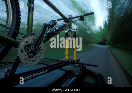 USA-Washington-Auto mit Mountainbike auf Fahrt durch Langzeitbelichtung Seattles Entdeckerpark Dachgepäckträger Stockfoto