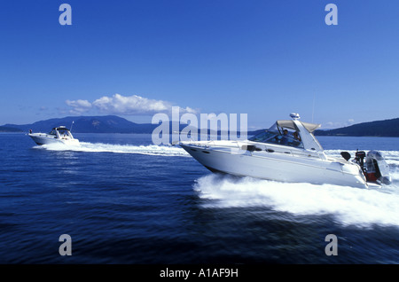 USA Washington San Juan Insel macht Boote Motor durch Straße von San Juan de Fuca am Sommermorgen Stockfoto